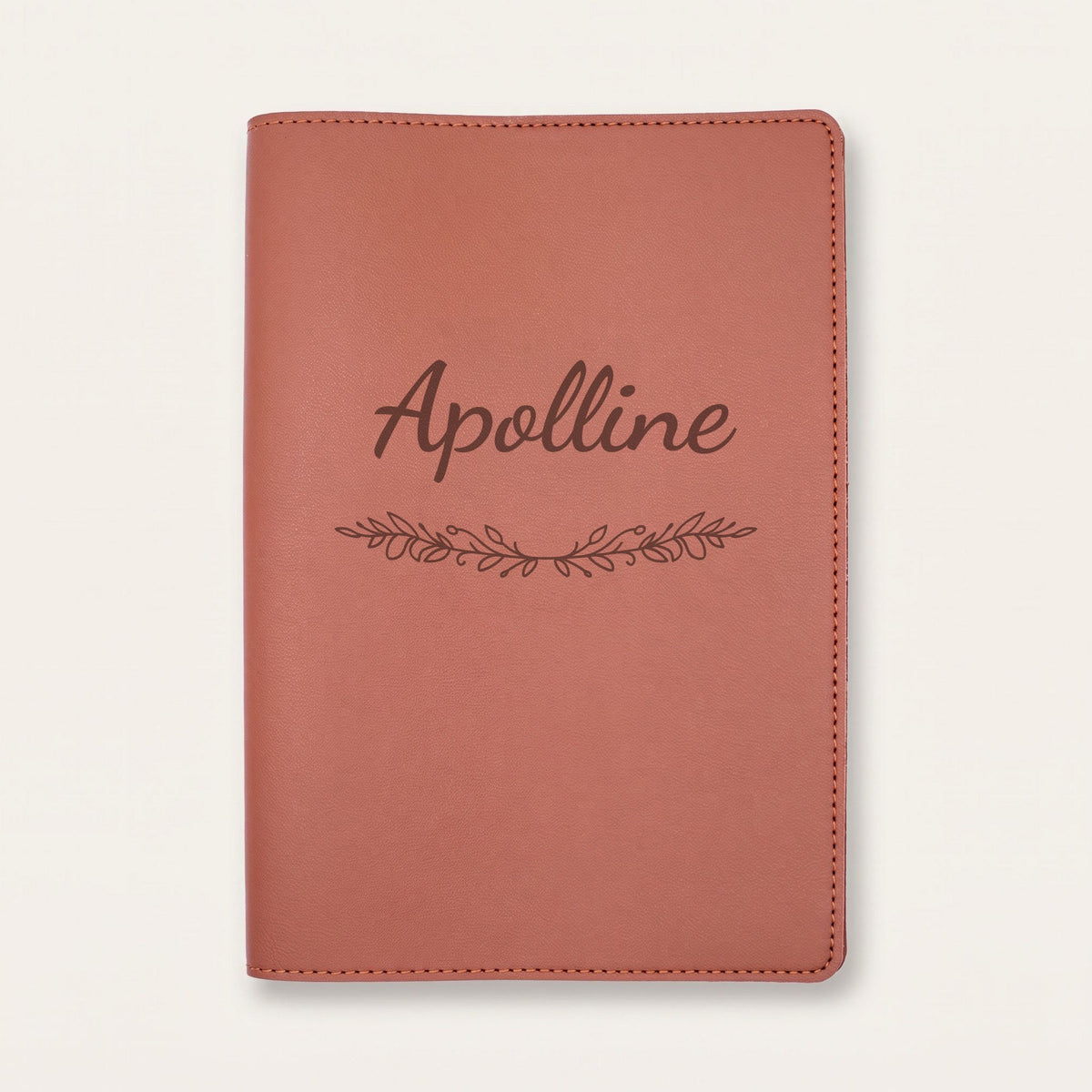 Protège carnet de santé personnalisé Apolline — Chocolat — prénom « Apolline » gravé, ornement Guirlande