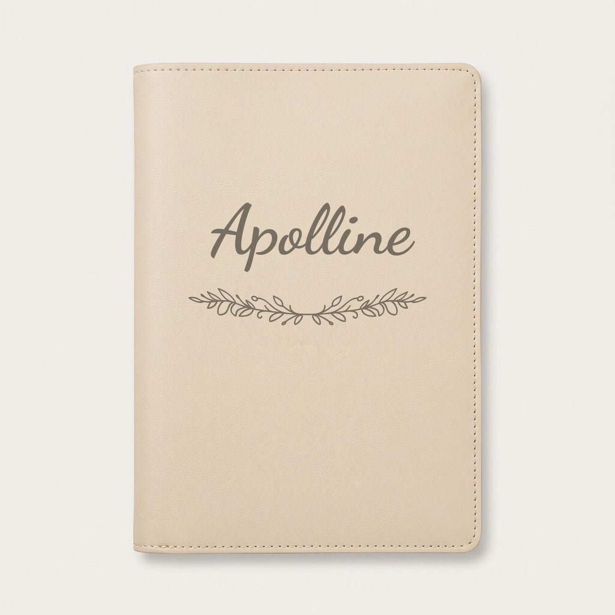 Protège carnet de santé personnalisé Apolline — Crème vanille — prénom « Apolline » gravé, ornement Guirlande