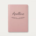 Protège carnet de santé personnalisé Apolline — Rose dragée — prénom « Apolline » gravé, ornement Guirlande