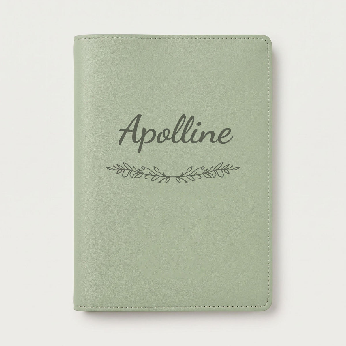 Protège carnet de santé personnalisé Apolline — Vert sauge — prénom « Apolline » gravé, ornement Guirlande