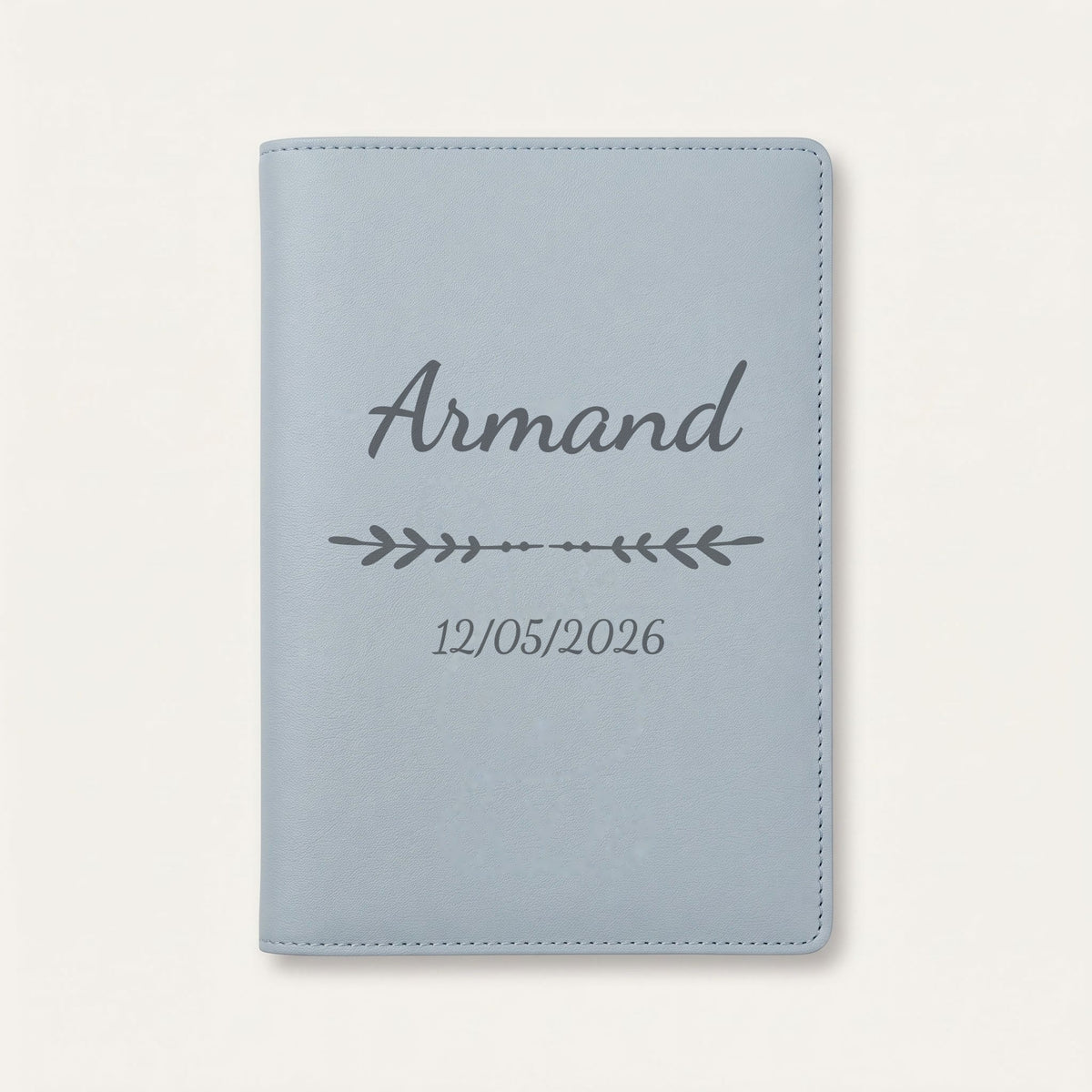 Protège carnet de santé personnalisé Armand — Bleu nuage — prénom « Armand », ornement Flèche et date de naissance « 12/05/2026 » gravés