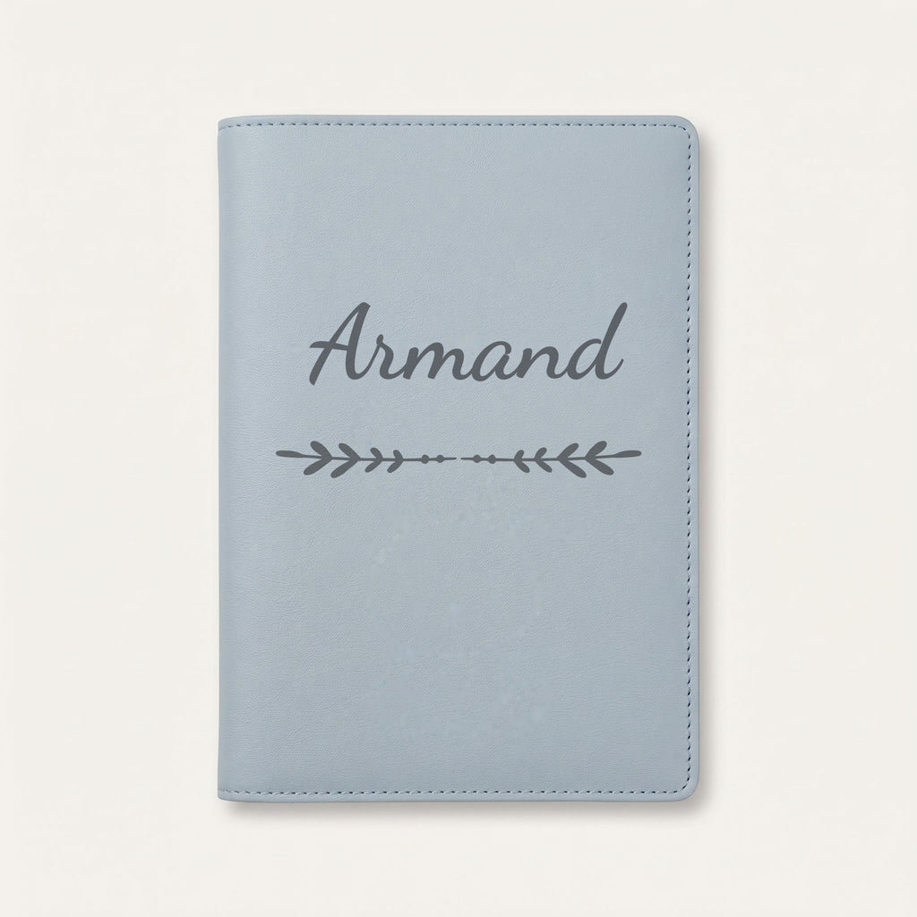 Protège carnet de santé personnalisé Armand — Bleu nuage — prénom « Armand » gravé, ornement Flèche