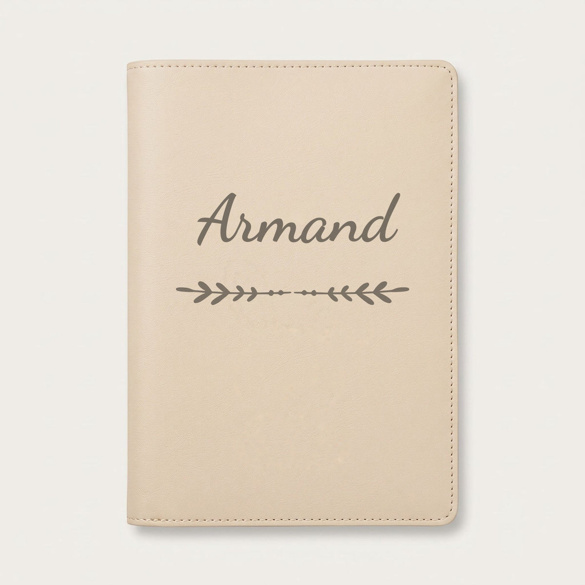 Protège carnet de santé personnalisé Armand — Crème vanille — prénom « Armand » gravé, ornement Flèche