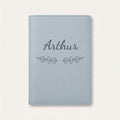 Protège carnet de santé personnalisé Arthur — Bleu nuage — prénom « Arthur » gravé, ornement Volutes