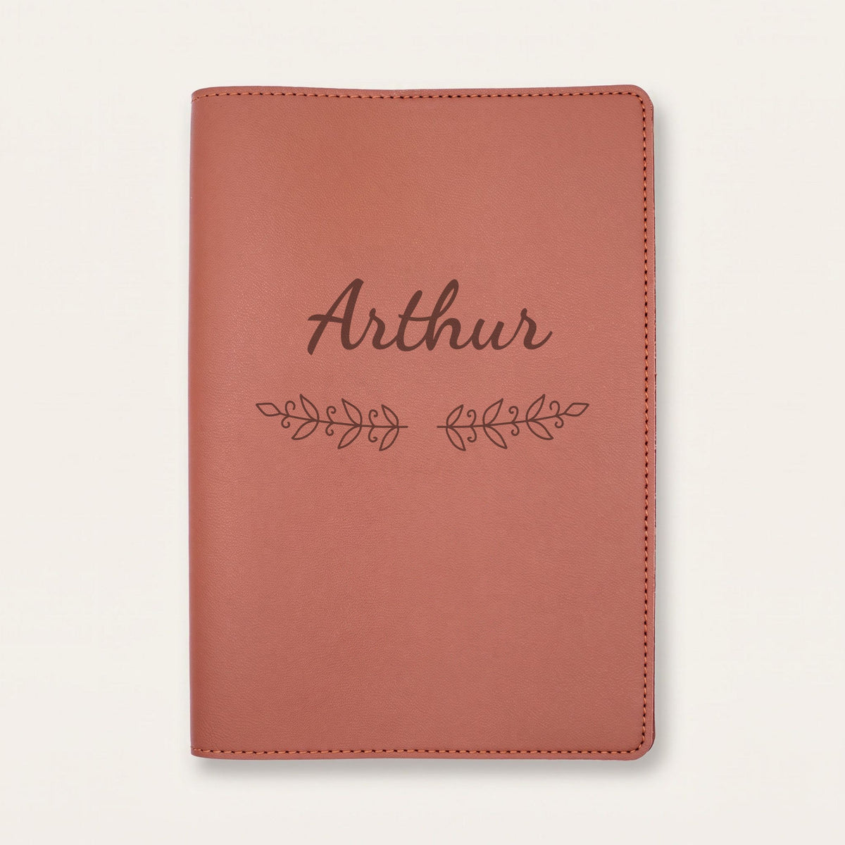 Protège carnet de santé personnalisé Arthur — Chocolat — prénom « Arthur » gravé, ornement Volutes
