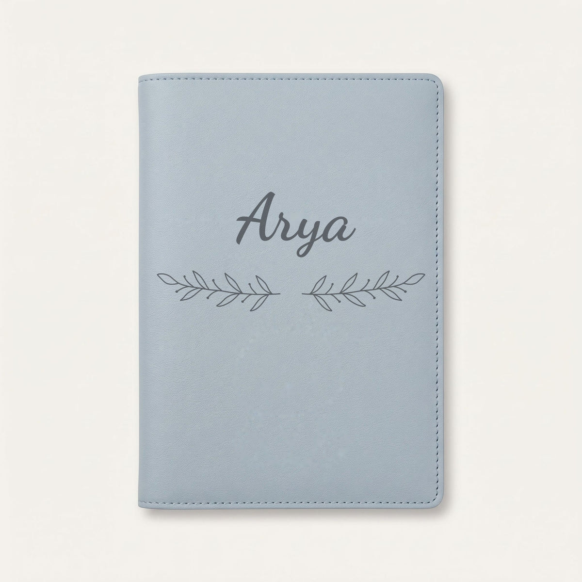 Protège carnet de santé personnalisé Arya — Bleu nuage — prénom « Arya » gravé, ornement Rameaux