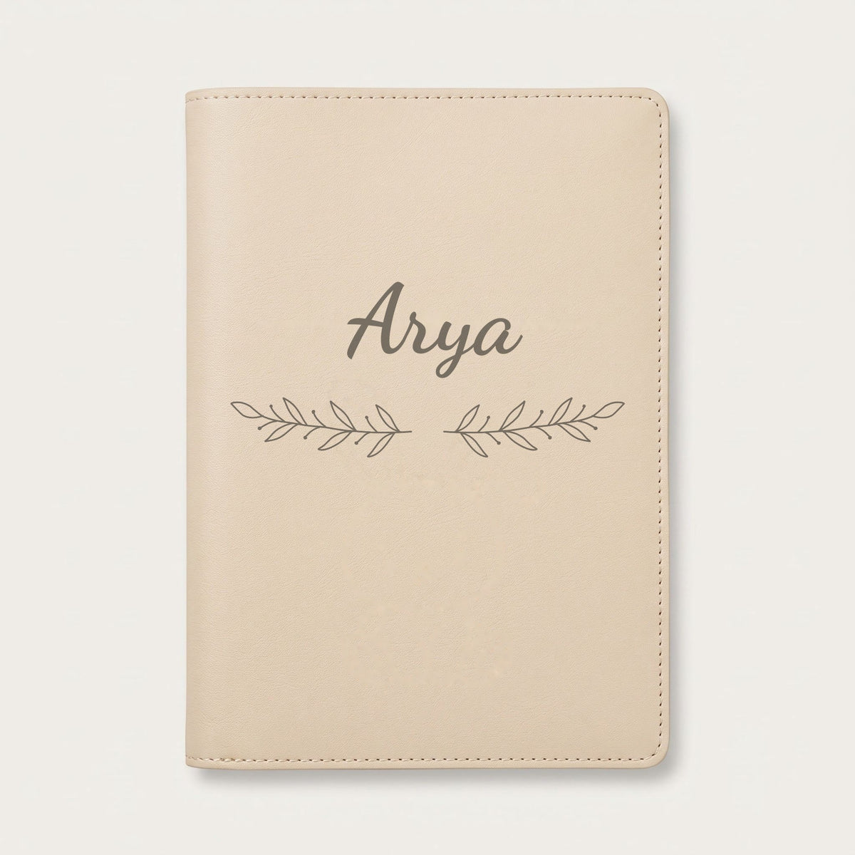 Protège carnet de santé personnalisé Arya — Crème vanille — prénom « Arya » gravé, ornement Rameaux