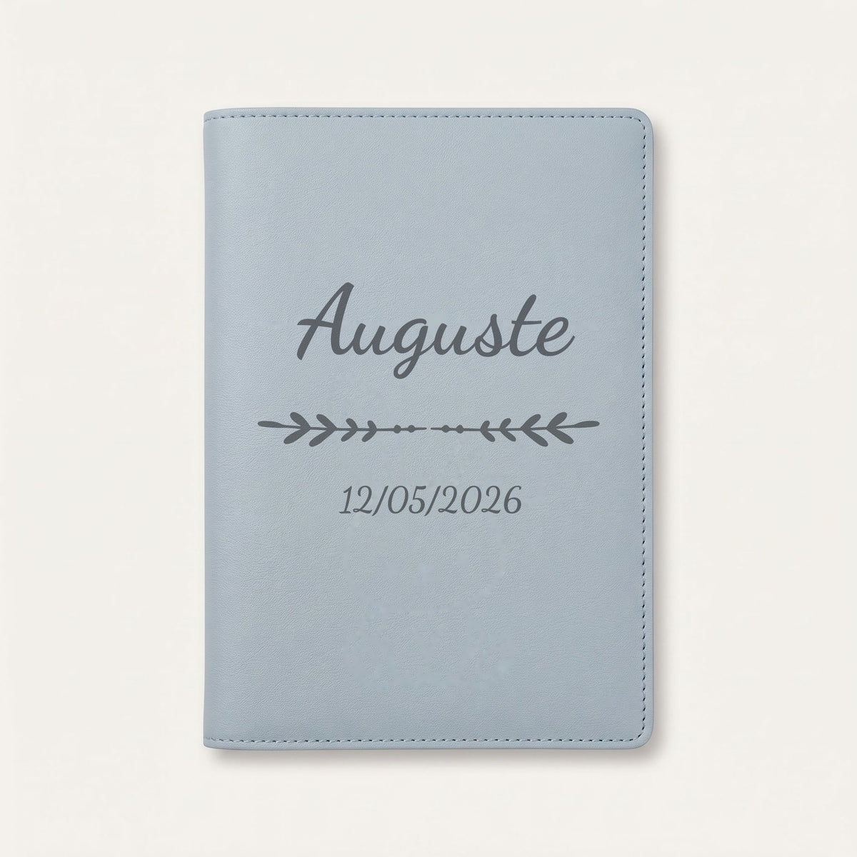 Protège carnet de santé personnalisé Auguste — Bleu nuage — prénom « Auguste », ornement Flèche et date de naissance « 12/05/2026 » gravés