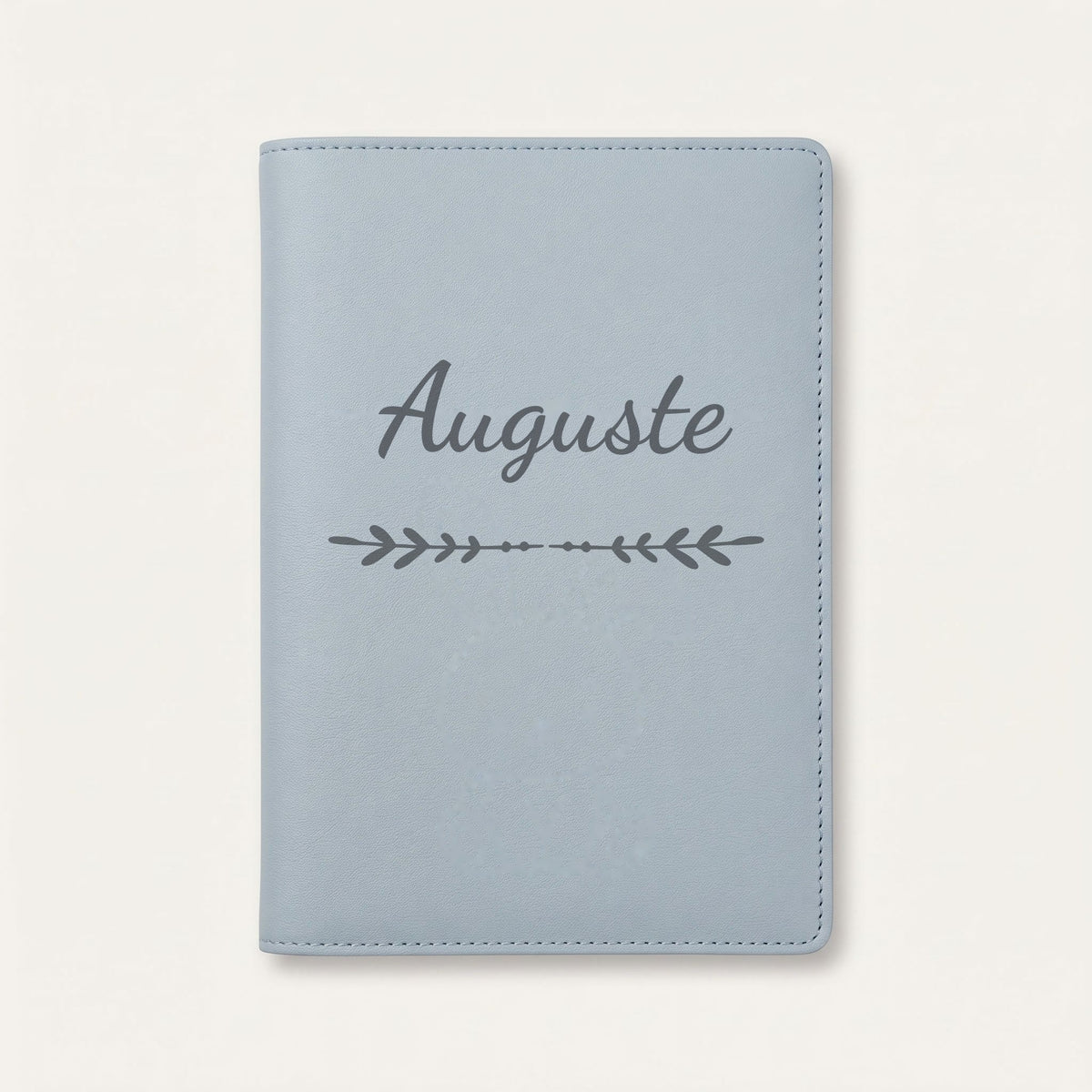 Protège carnet de santé personnalisé Auguste — Bleu nuage — prénom « Auguste » gravé, ornement Flèche