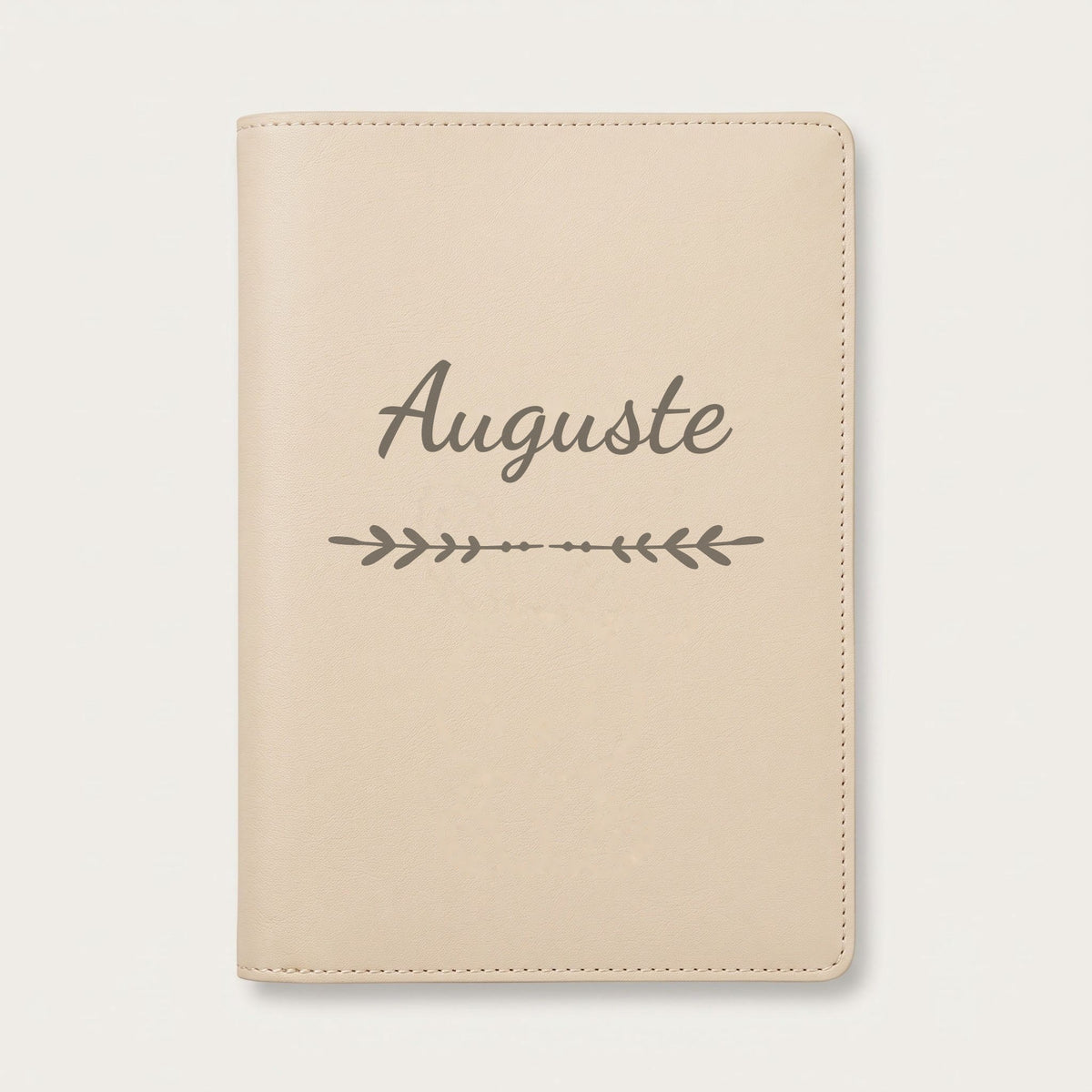 Protège carnet de santé personnalisé Auguste — Crème vanille — prénom « Auguste » gravé, ornement Flèche