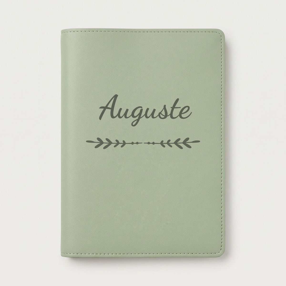 Protège carnet de santé personnalisé Auguste — Vert sauge — prénom « Auguste » gravé, ornement Flèche