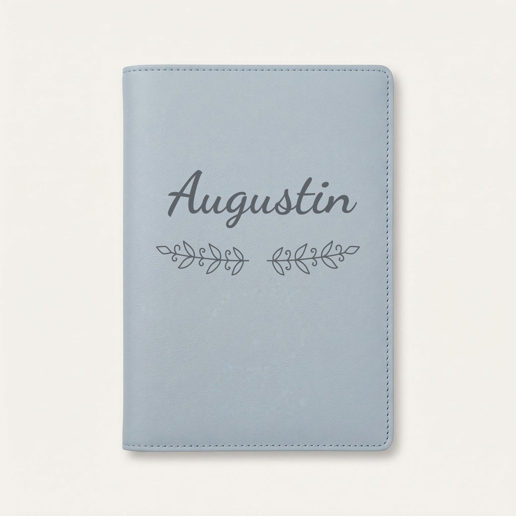 Protège carnet de santé personnalisé Augustin — Bleu nuage — prénom « Augustin » gravé, ornement Volutes
