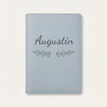 Protège carnet de santé personnalisé Augustin — Bleu nuage — prénom « Augustin » gravé, ornement Volutes