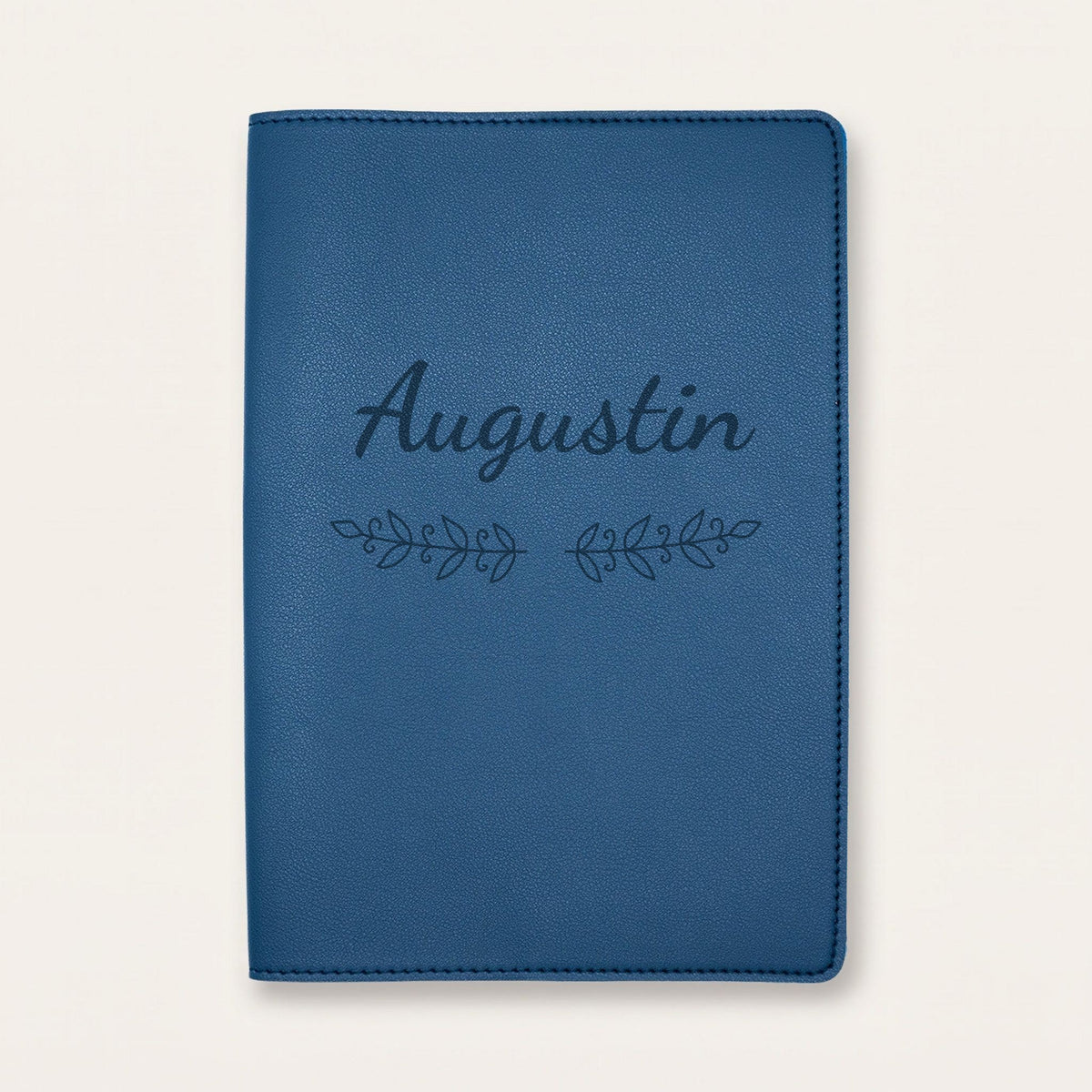 Protège carnet de santé personnalisé Augustin — Bleu nuit — prénom « Augustin » gravé, ornement Volutes