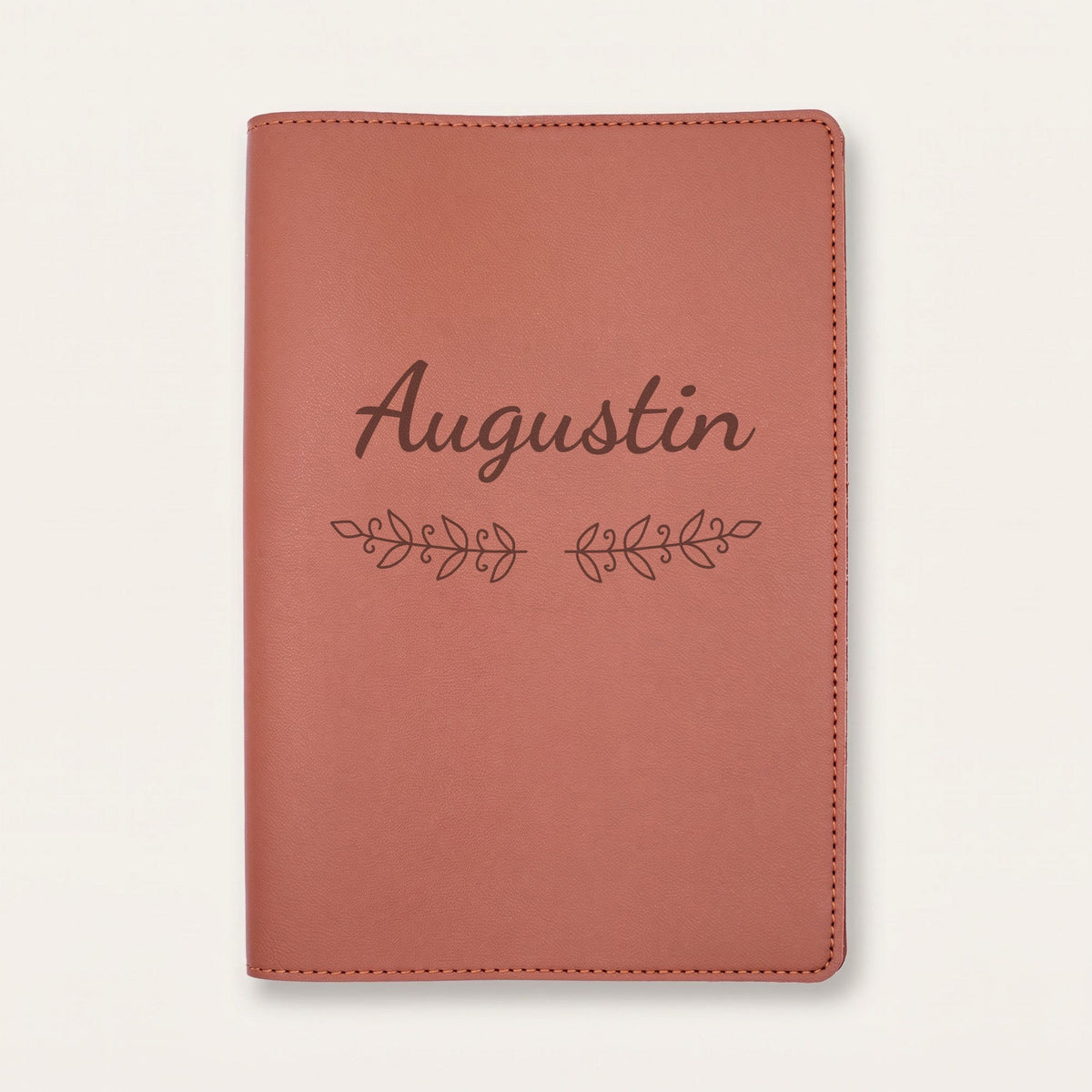 Protège carnet de santé personnalisé Augustin — Chocolat — prénom « Augustin » gravé, ornement Volutes