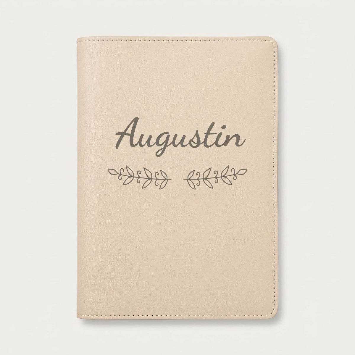 Protège carnet de santé personnalisé Augustin — Crème vanille — prénom « Augustin » gravé, ornement Volutes