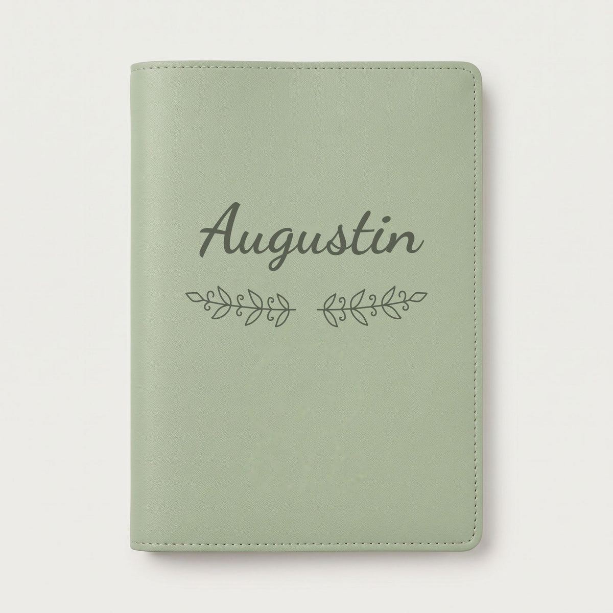 Protège carnet de santé personnalisé Augustin — Vert sauge — prénom « Augustin » gravé, ornement Volutes
