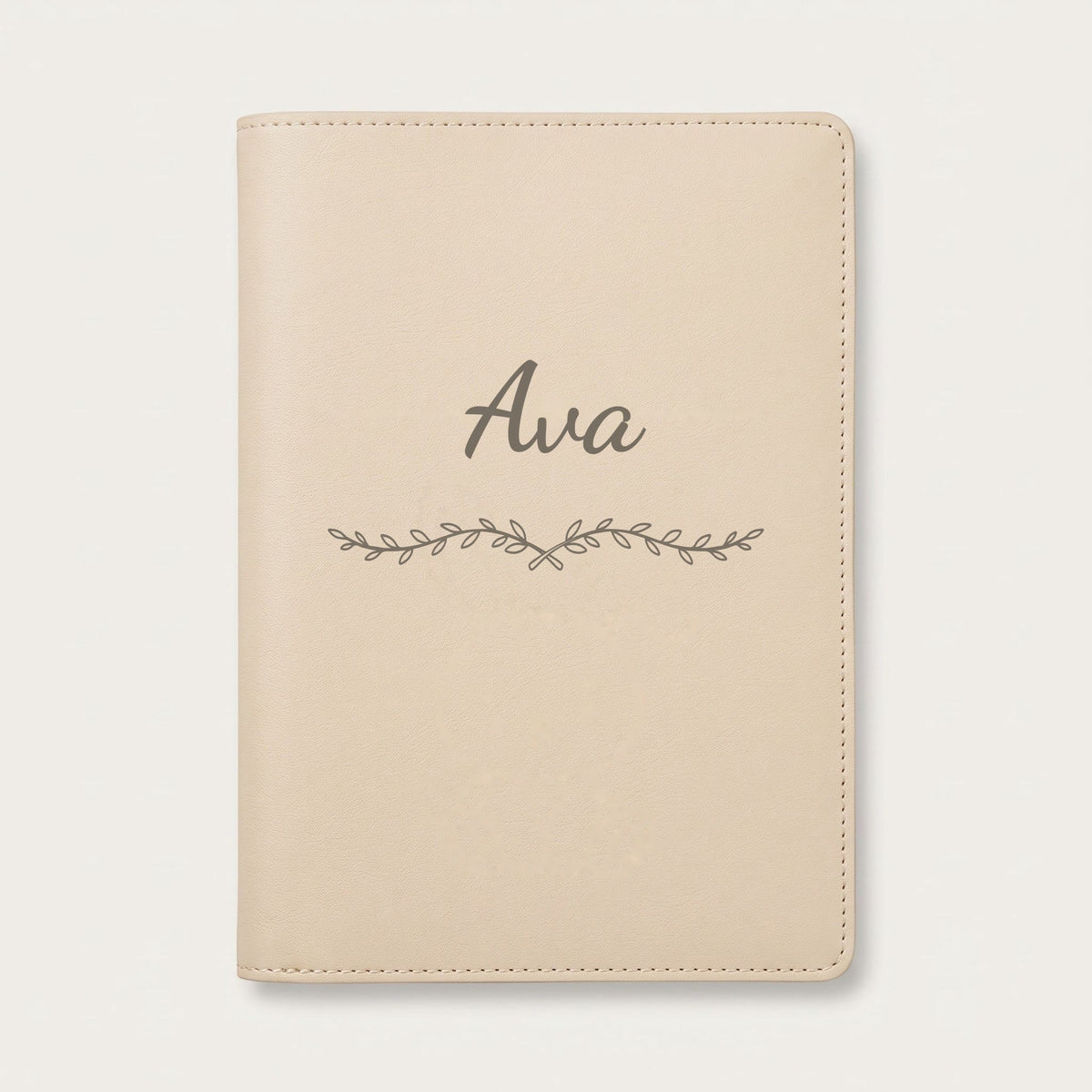 Protège carnet de santé personnalisé Ava — Crème vanille — prénom « Ava » gravé, ornement Liane