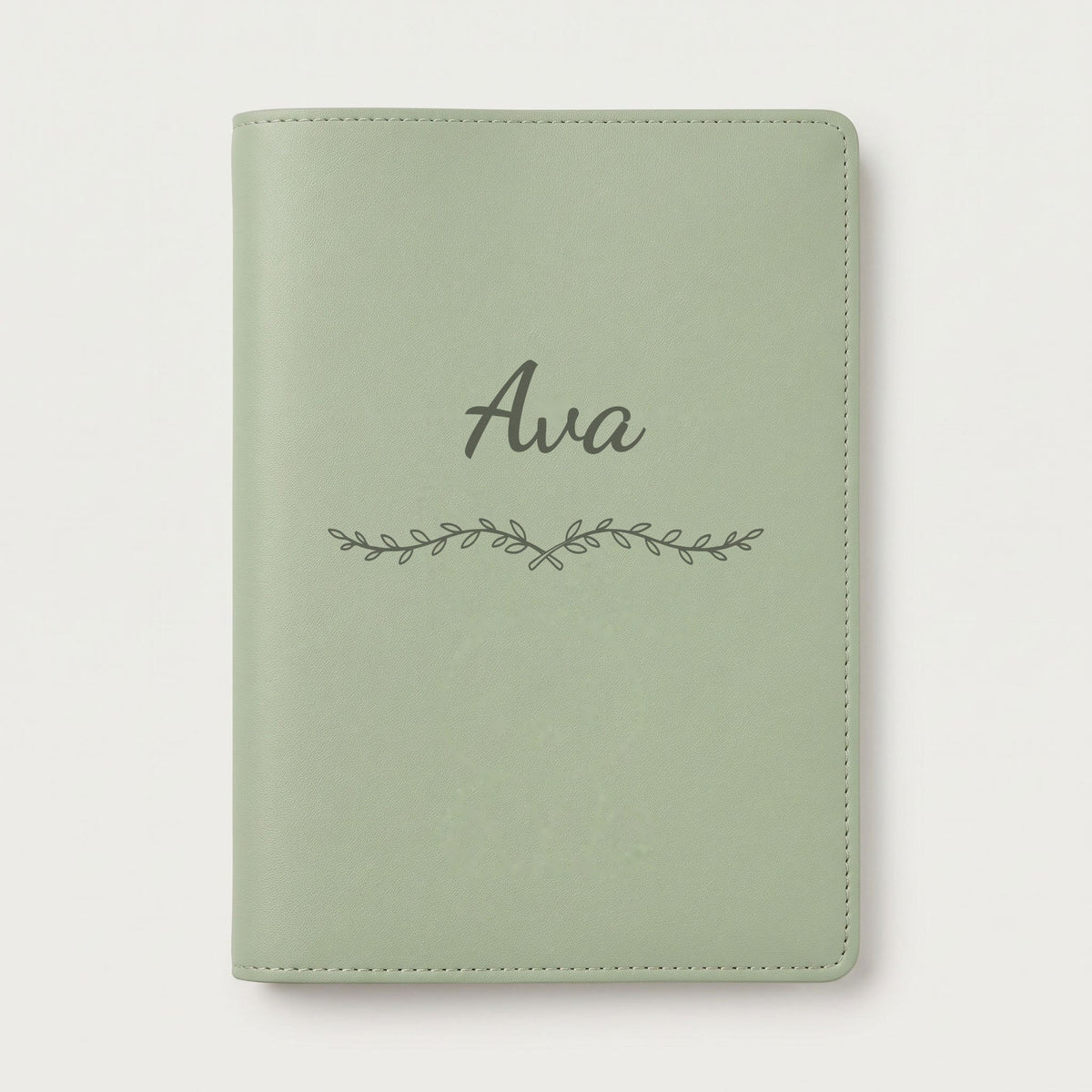 Protège carnet de santé personnalisé Ava — Vert sauge — prénom « Ava » gravé, ornement Liane