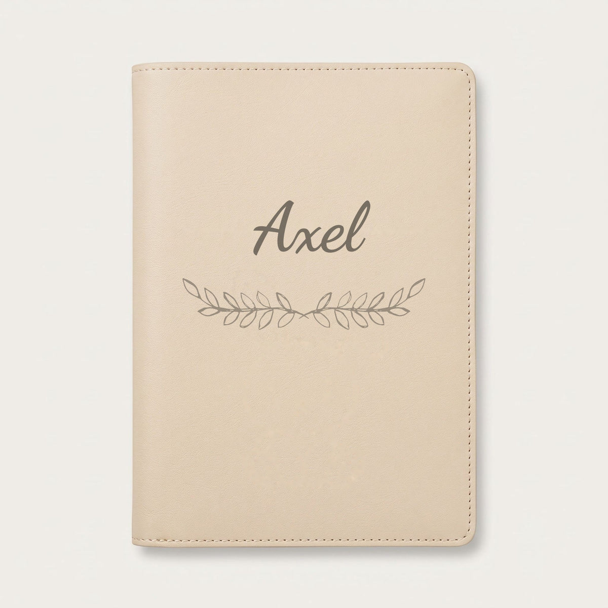 Protège carnet de santé personnalisé Axel — Crème vanille — prénom « Axel » gravé, ornement Feuillage