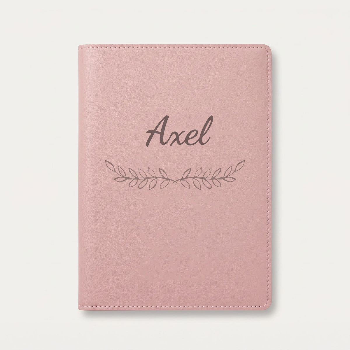 Protège carnet de santé personnalisé Axel — Rose dragée — prénom « Axel » gravé, ornement Feuillage