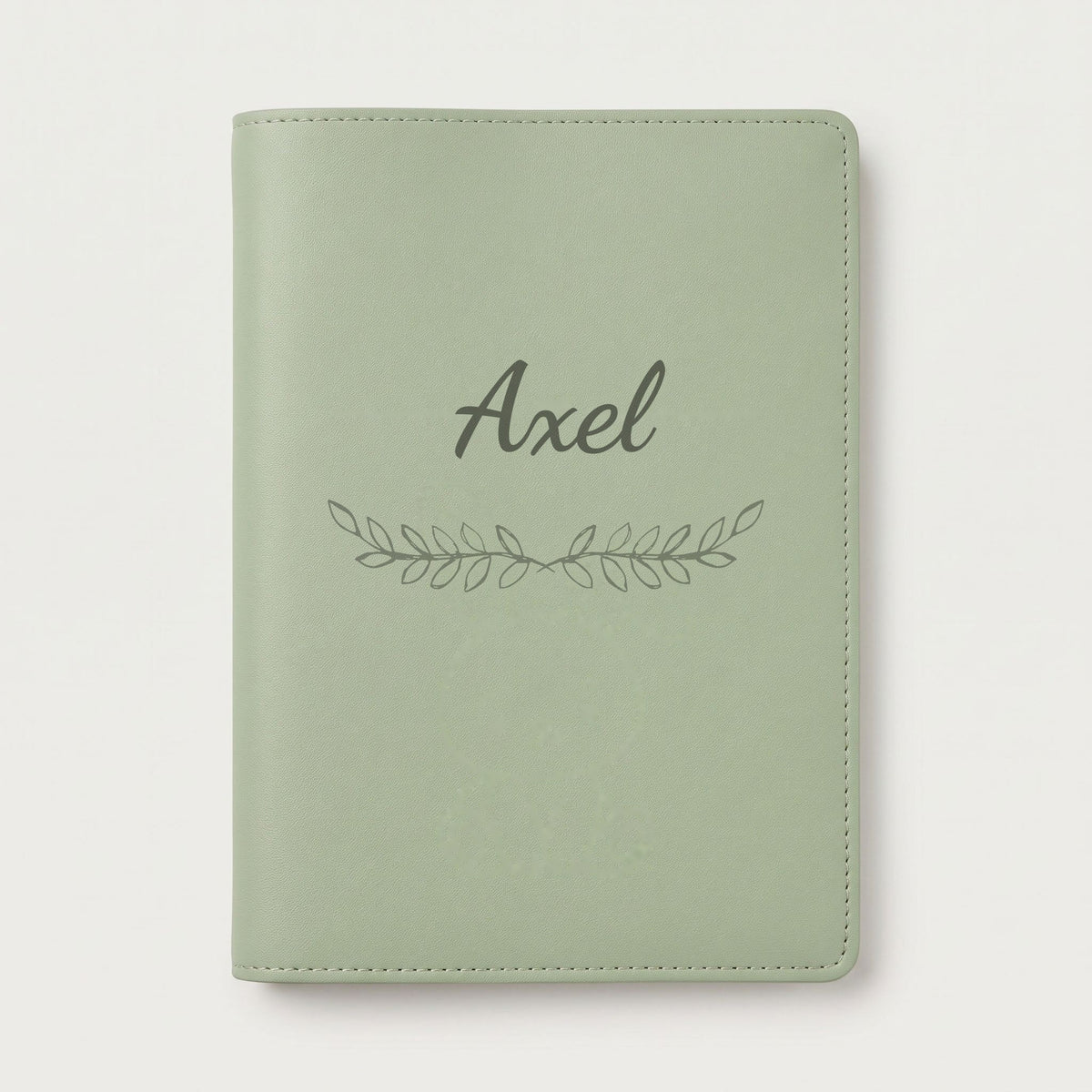 Protège carnet de santé personnalisé Axel — Vert sauge — prénom « Axel » gravé, ornement Feuillage