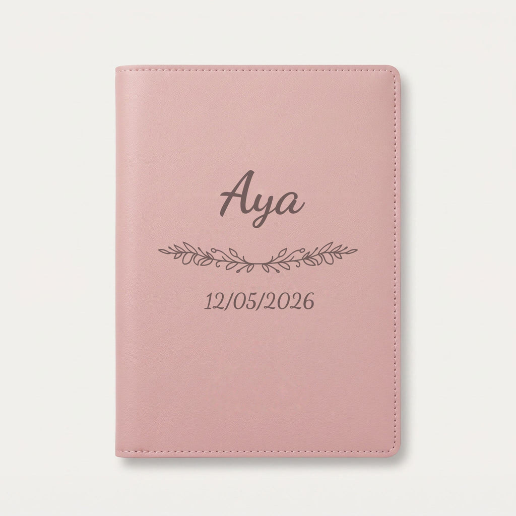 Protège carnet de santé personnalisé Aya — Rose dragée — prénom « Aya », ornement Guirlande et date de naissance « 12/05/2026 » gravés