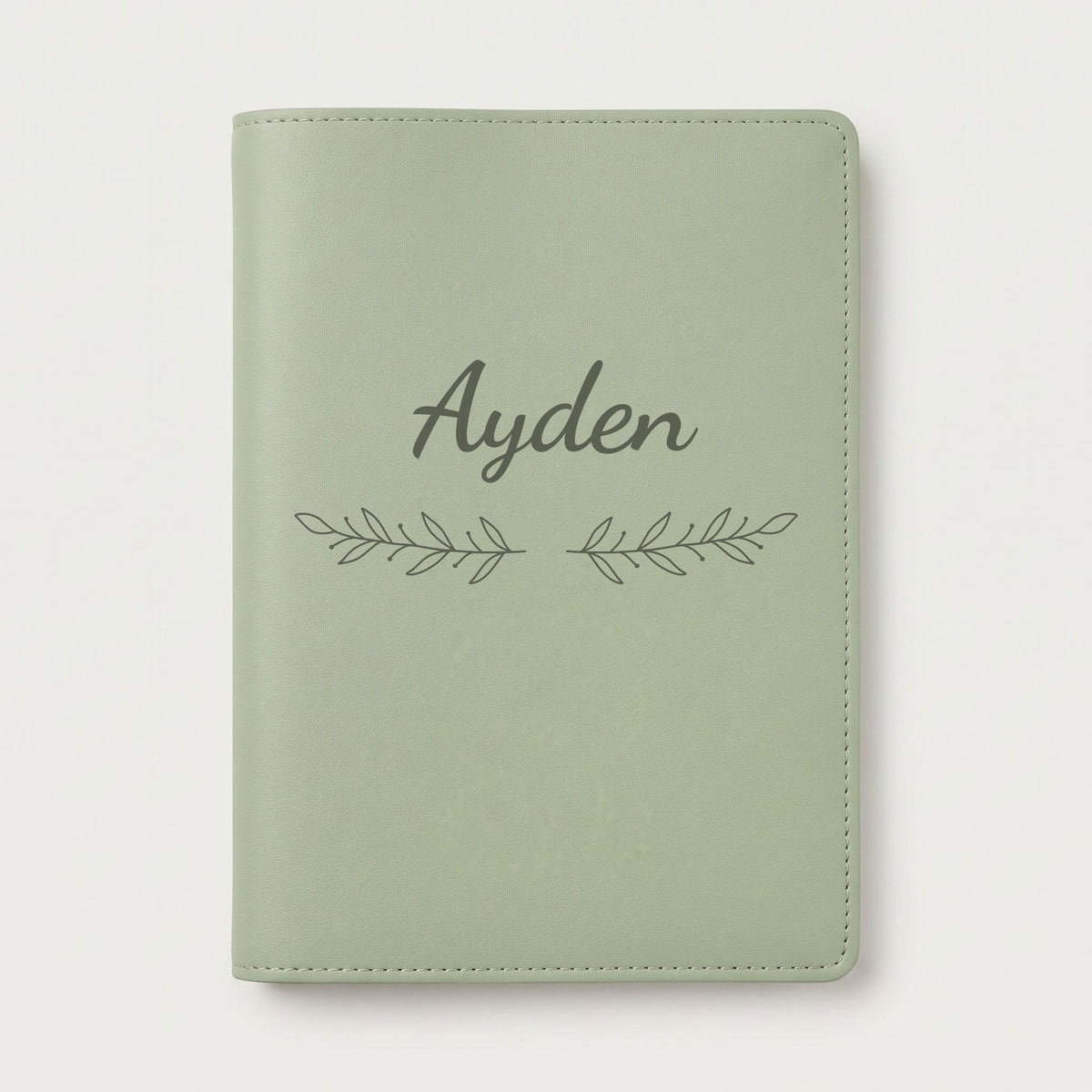 Protège carnet de santé personnalisé Ayden — Vert sauge — prénom « Ayden » gravé, ornement Rameaux