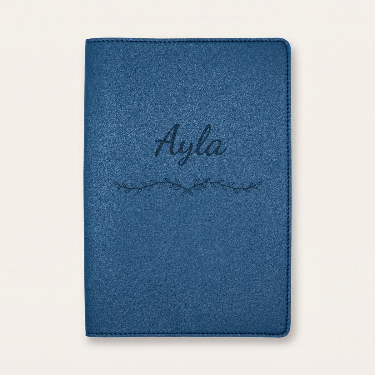Protège carnet de santé personnalisé Ayla — Bleu nuit — prénom « Ayla » gravé, ornement Liane