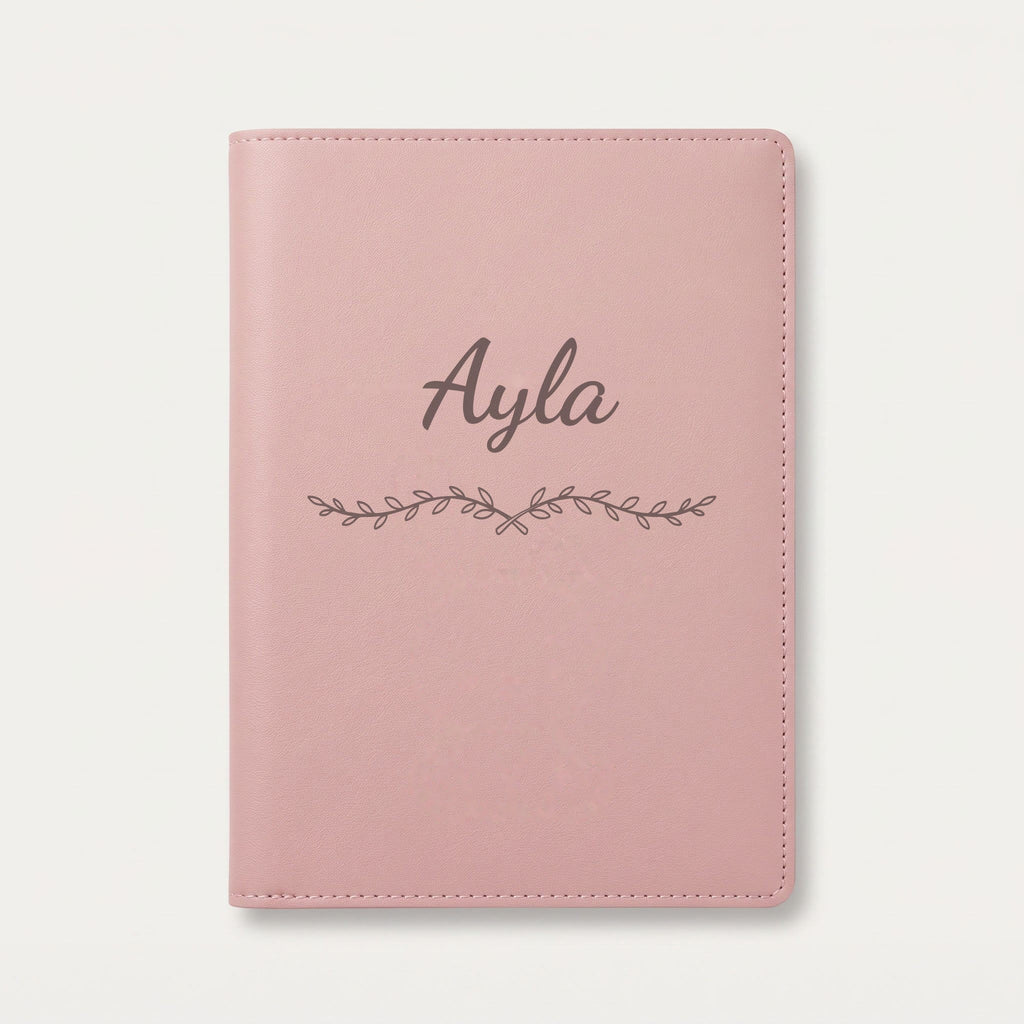 Protège carnet de santé personnalisé Ayla — Rose dragée — prénom « Ayla » gravé, ornement Liane