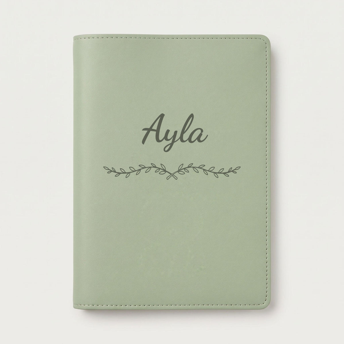 Protège carnet de santé personnalisé Ayla — Vert sauge — prénom « Ayla » gravé, ornement Liane