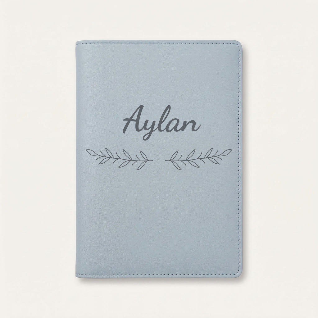 Protège carnet de santé personnalisé Aylan — Bleu nuage — prénom « Aylan » gravé, ornement Rameaux