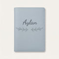 Protège carnet de santé personnalisé Aylan — Bleu nuage — prénom « Aylan » gravé, ornement Rameaux