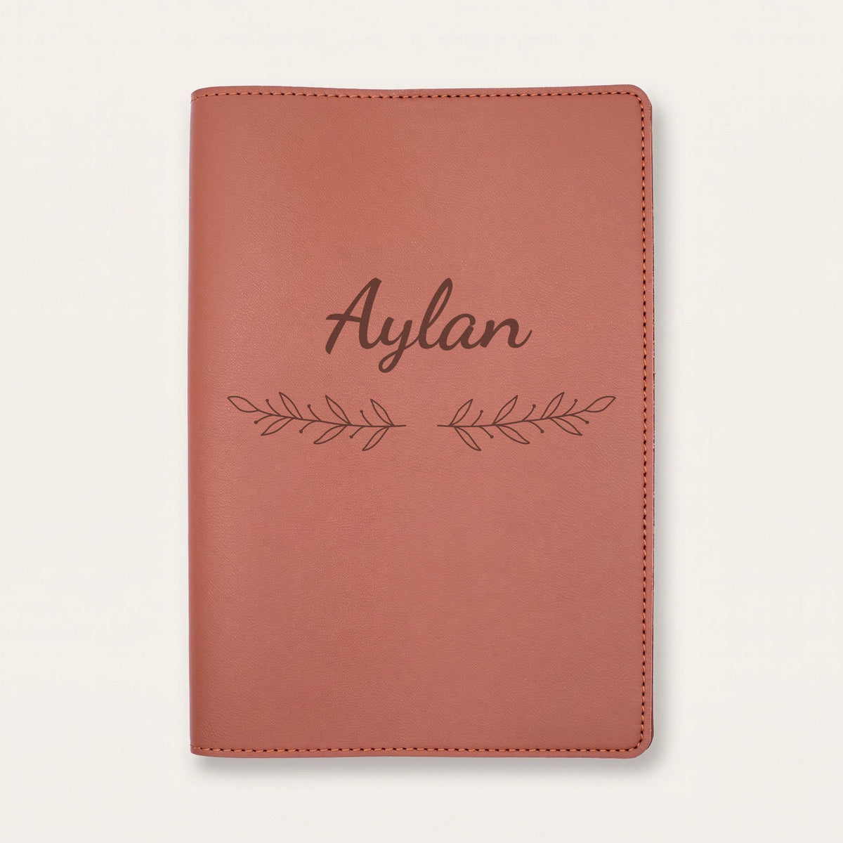 Protège carnet de santé personnalisé Aylan — Chocolat — prénom « Aylan » gravé, ornement Rameaux