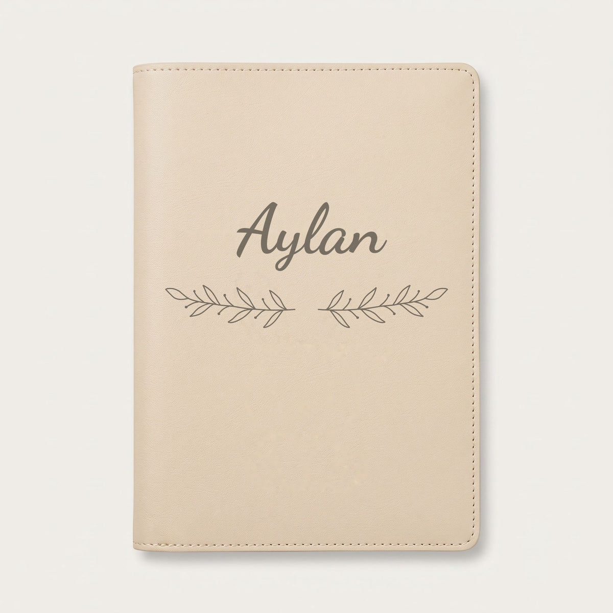 Protège carnet de santé personnalisé Aylan — Crème vanille — prénom « Aylan » gravé, ornement Rameaux