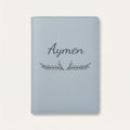 Protège carnet de santé personnalisé Aymen — Bleu nuage — prénom « Aymen » gravé, ornement Bouquet