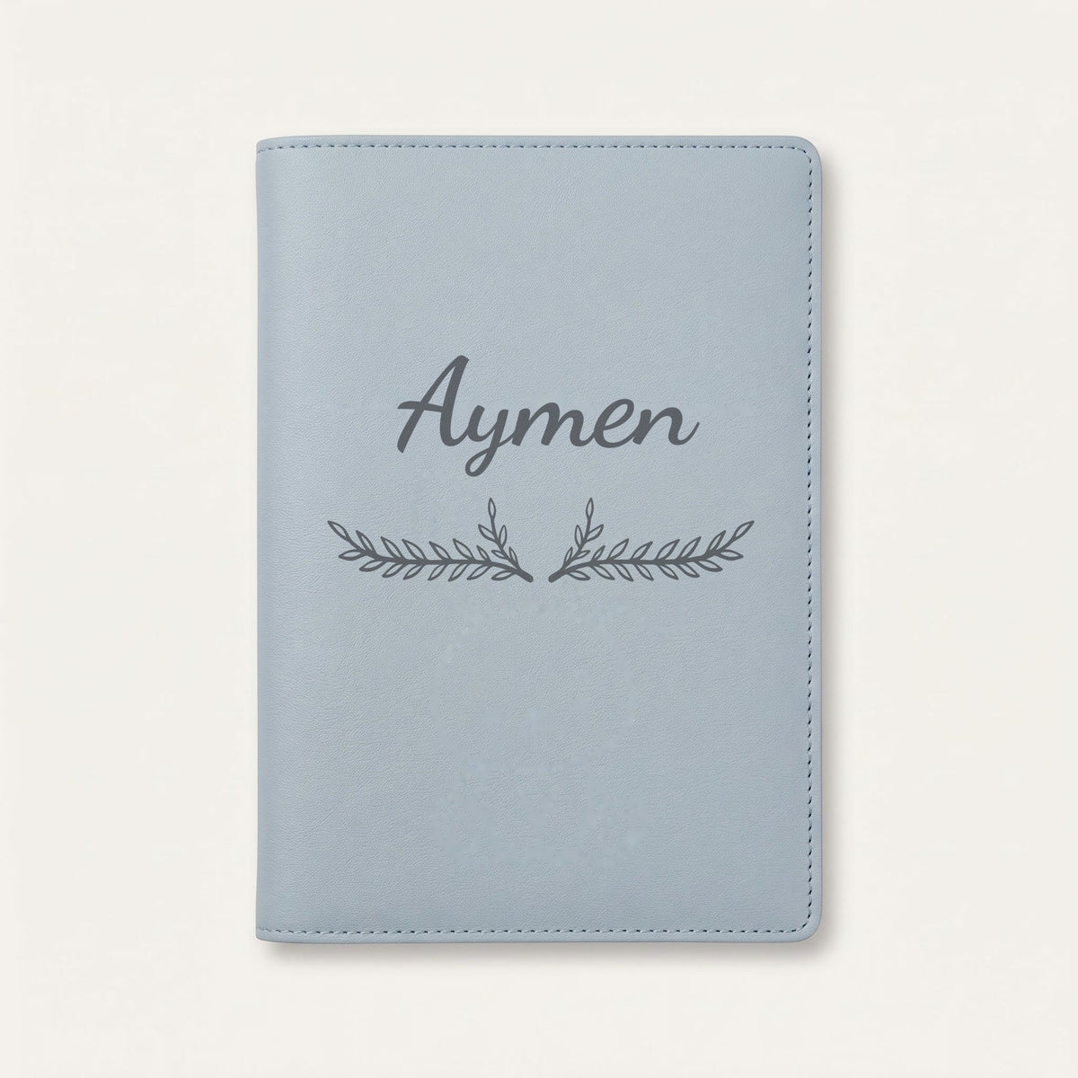 Protège carnet de santé personnalisé Aymen — Bleu nuage — prénom « Aymen » gravé, ornement Bouquet