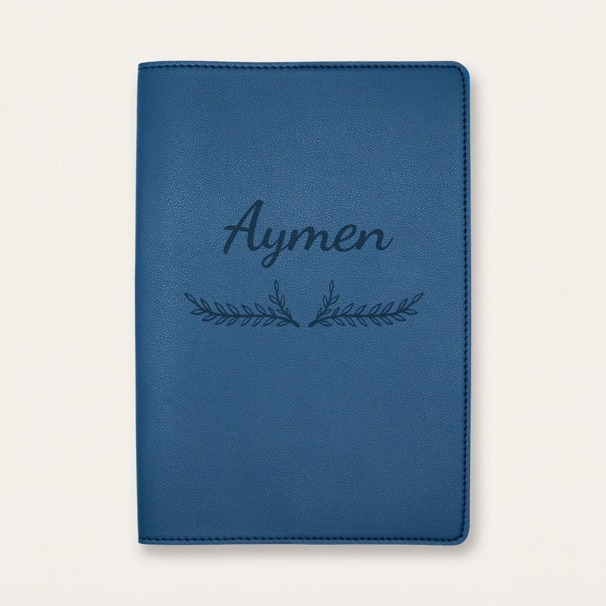 Protège carnet de santé personnalisé Aymen — Bleu nuit — prénom « Aymen » gravé, ornement Bouquet