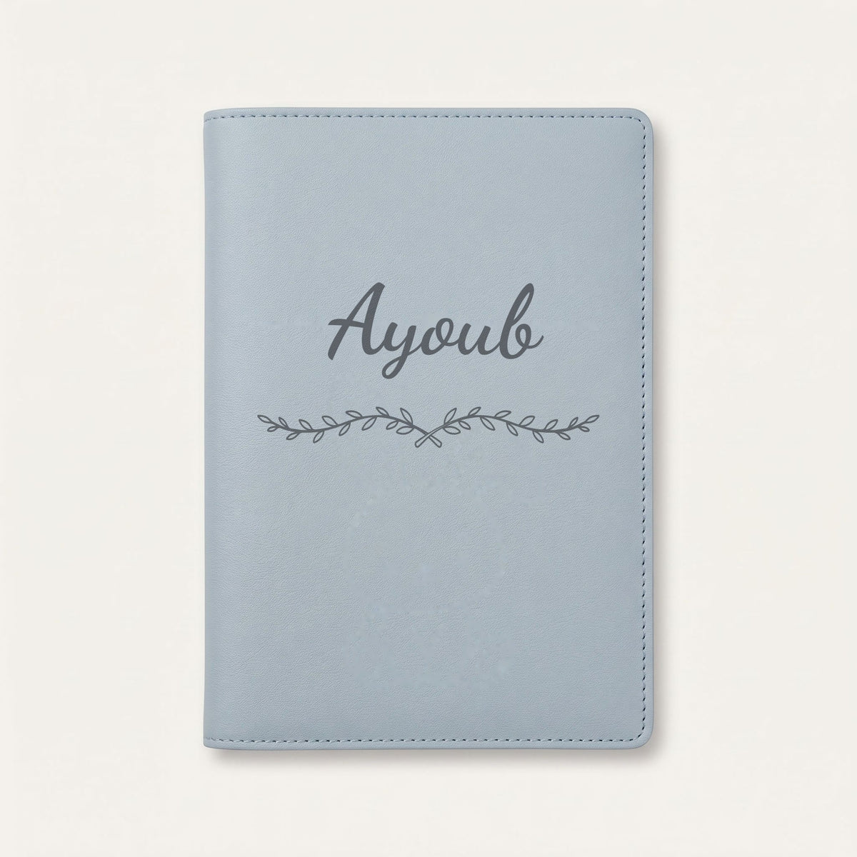 Protège carnet de santé personnalisé Ayoub — Bleu nuage — prénom « Ayoub » gravé, ornement Liane