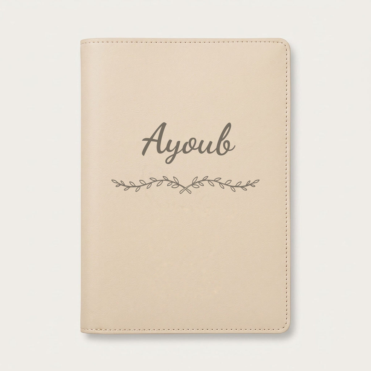 Protège carnet de santé personnalisé Ayoub — Crème vanille — prénom « Ayoub » gravé, ornement Liane