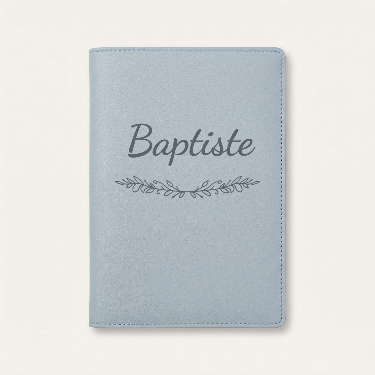 Protège carnet de santé personnalisé Baptiste — Bleu nuage — prénom « Baptiste » gravé, ornement Guirlande