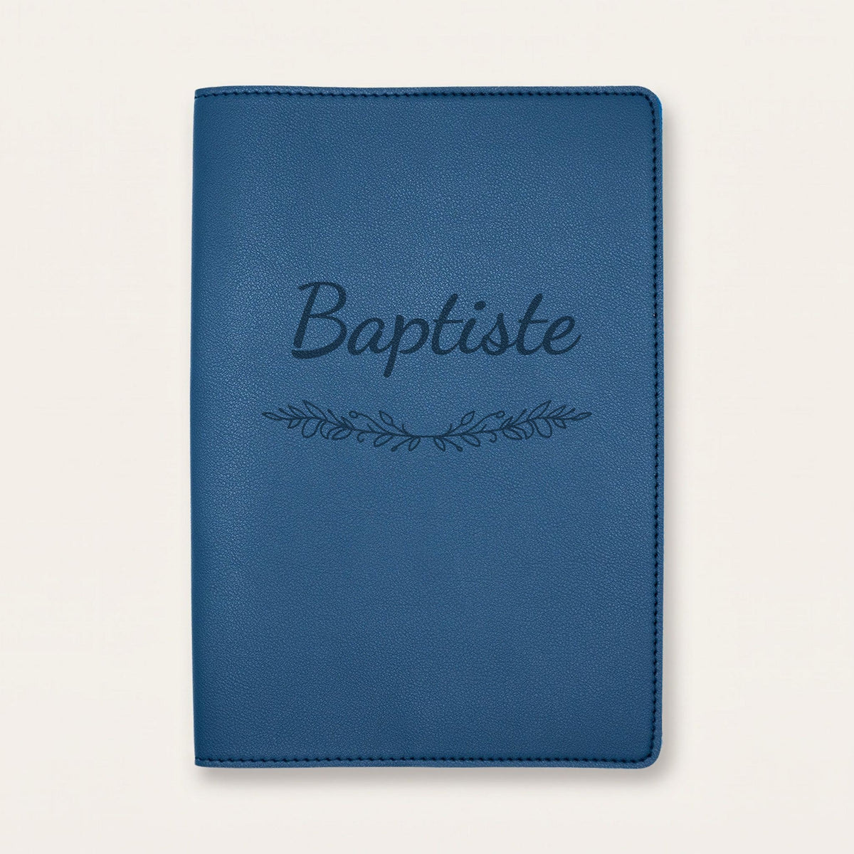 Protège carnet de santé personnalisé Baptiste — Bleu nuit — prénom « Baptiste » gravé, ornement Guirlande