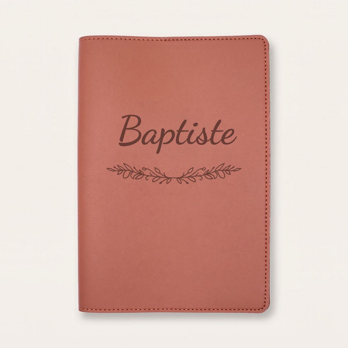 Protège carnet de santé personnalisé Baptiste — Chocolat — prénom « Baptiste » gravé, ornement Guirlande