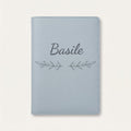 Protège carnet de santé personnalisé Basile — Bleu nuage — prénom « Basile » gravé, ornement Rameaux