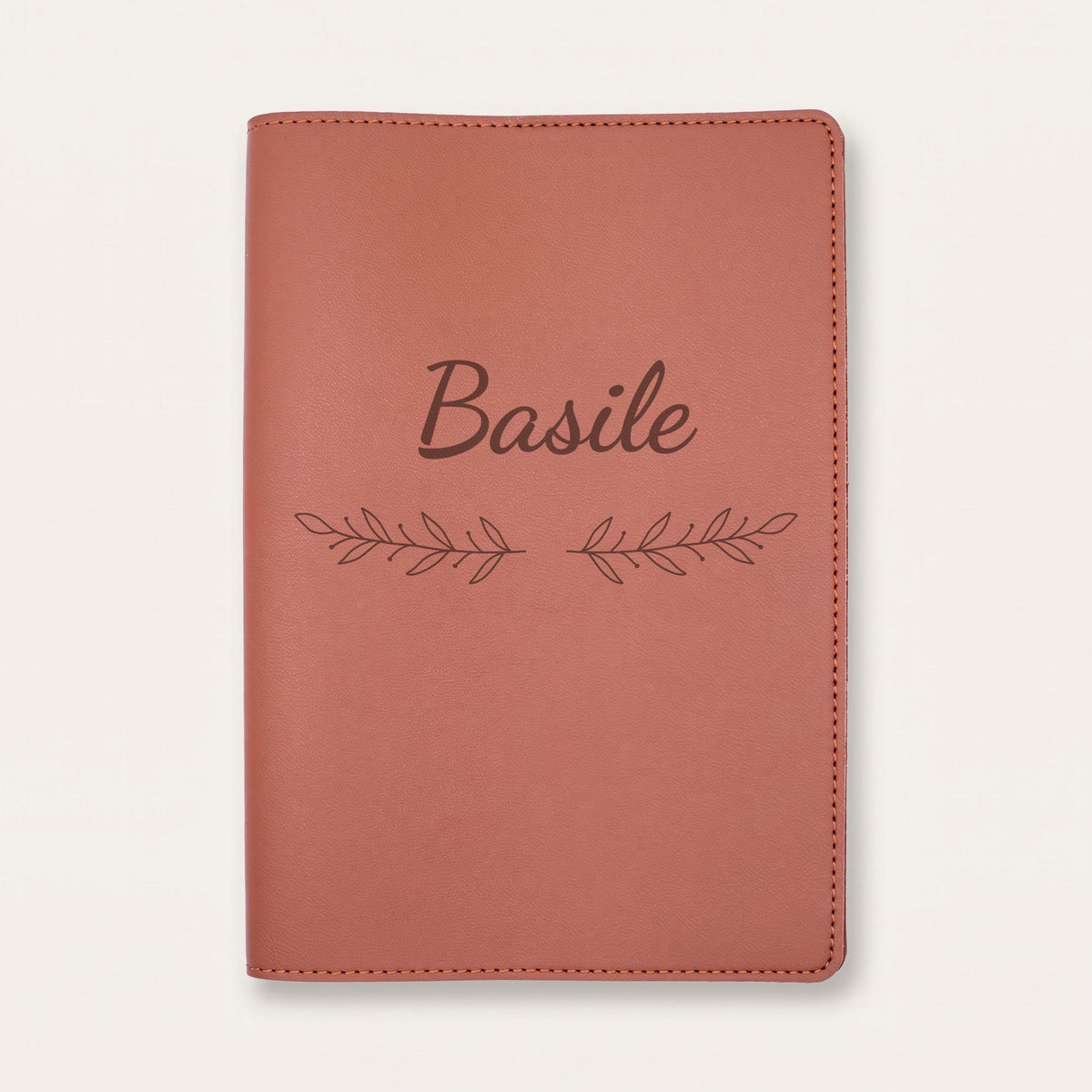 Protège carnet de santé personnalisé Basile — Chocolat — prénom « Basile » gravé, ornement Rameaux