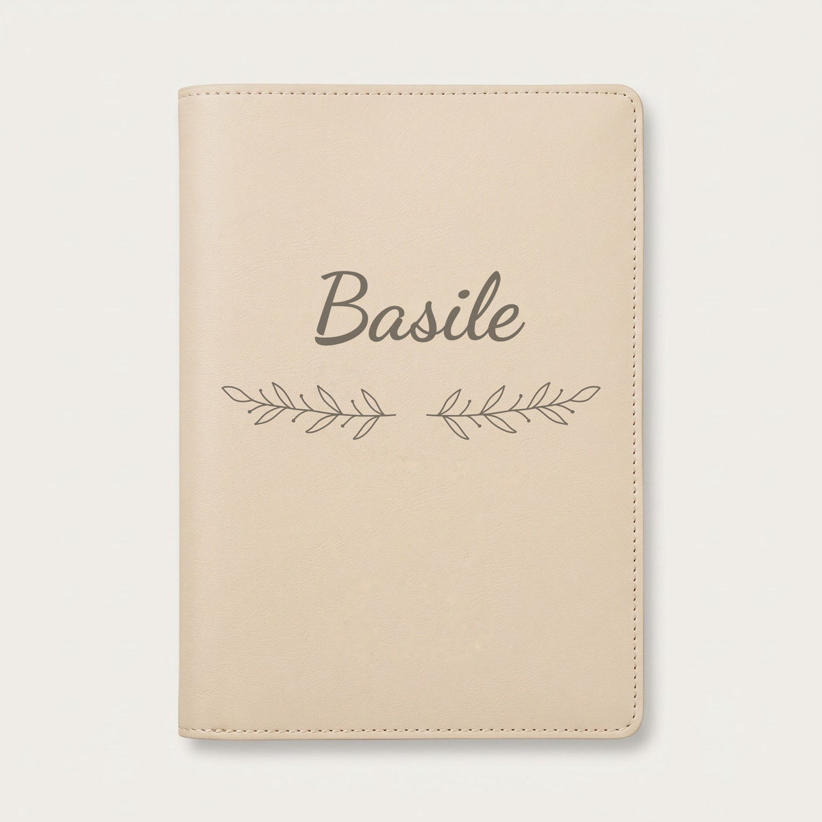 Protège carnet de santé personnalisé Basile — Crème vanille — prénom « Basile » gravé, ornement Rameaux