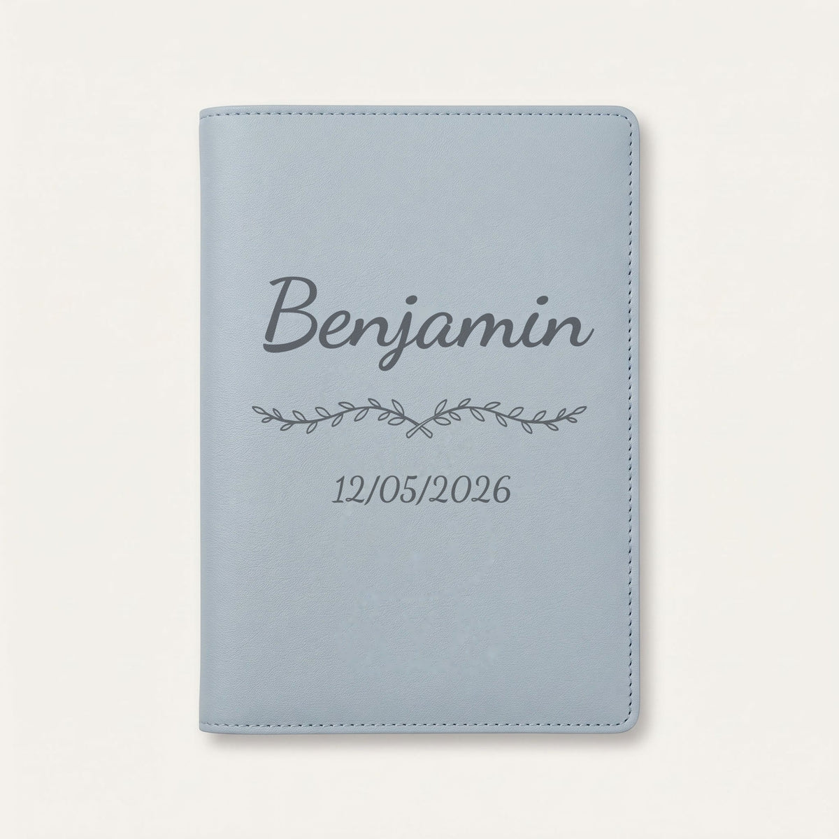 Protège carnet de santé personnalisé Benjamin — Bleu nuage — prénom « Benjamin », ornement Liane et date de naissance « 12/05/2026 » gravés