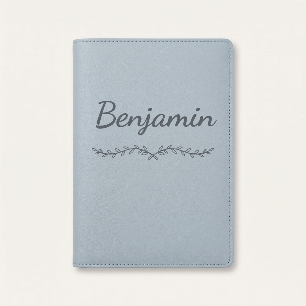 Protège carnet de santé personnalisé Benjamin — Bleu nuage — prénom « Benjamin » gravé, ornement Liane