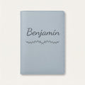 Protège carnet de santé personnalisé Benjamin — Bleu nuage — prénom « Benjamin » gravé, ornement Liane