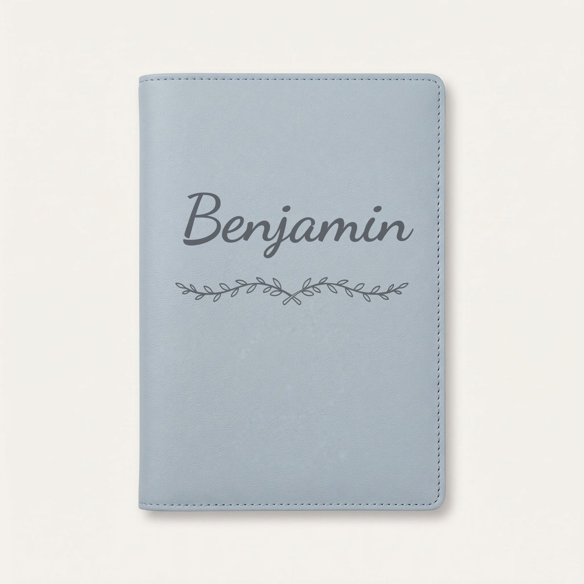 Protège carnet de santé personnalisé Benjamin — Bleu nuage — prénom « Benjamin » gravé, ornement Liane